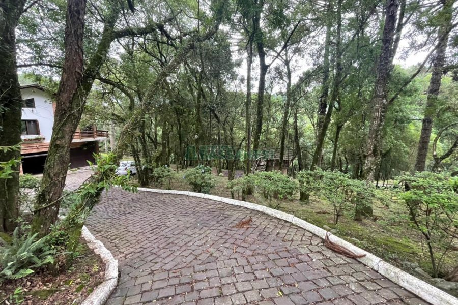 Chácara com 393m², 4 dormitórios, 4 vagas, no bairro Linha 30 em Caxias do Sul para Comprar