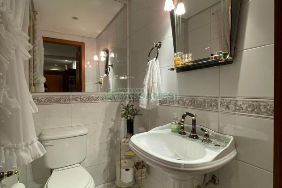 Apartamento com 217m², 3 dormitórios, 3 vagas, no bairro Exposição em Caxias do Sul para Comprar