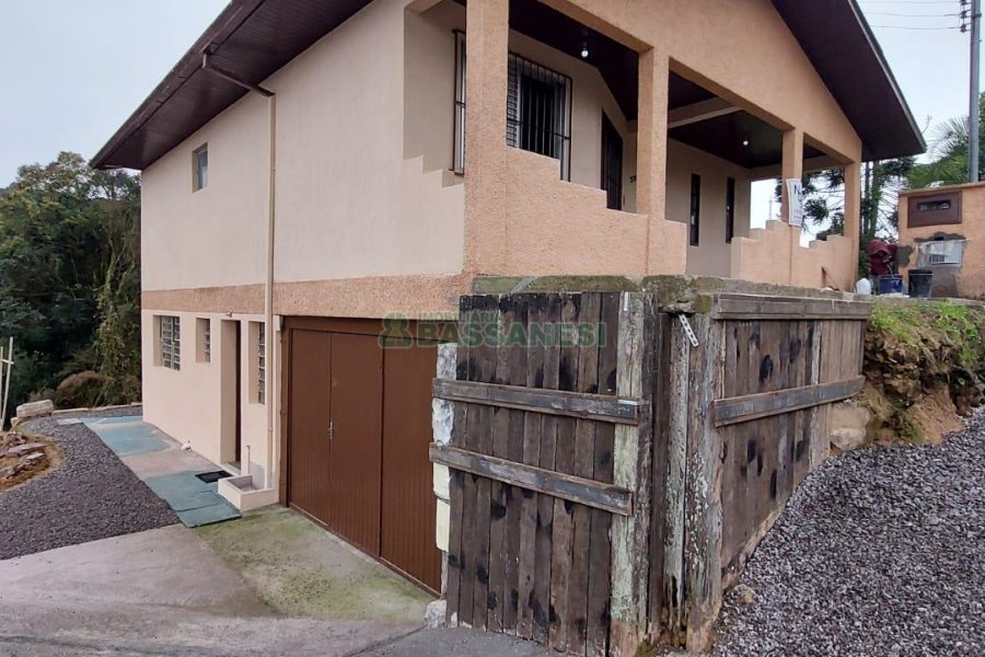 Casa com 195m², 3 dormitórios, 1 vaga, no bairro Jardim das Hortências em Caxias do Sul para Alugar