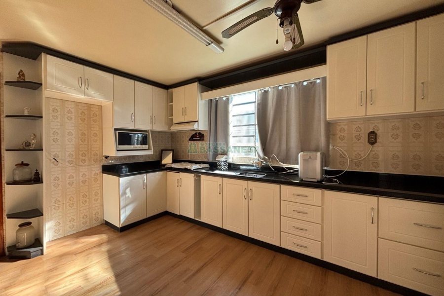 Casa Mobiliada com 190m², 3 dormitórios, 3 vagas, no bairro Cinqüentenário em Caxias do Sul para Alugar
