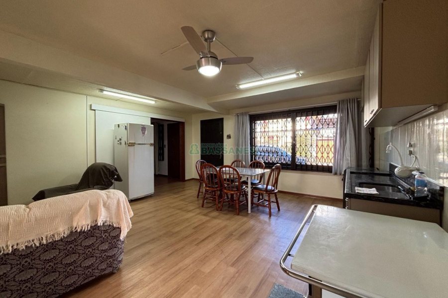 Casa Mobiliada com 190m², 3 dormitórios, 3 vagas, no bairro Cinqüentenário em Caxias do Sul para Alugar