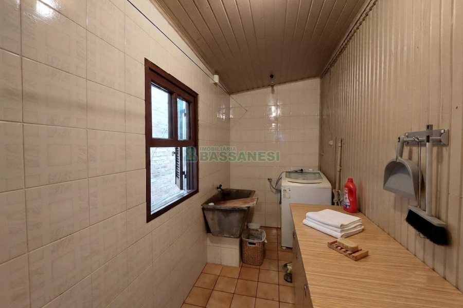 Casa com 100m², 3 dormitórios, 1 vaga, no bairro Madureira em Caxias do Sul para Alugar