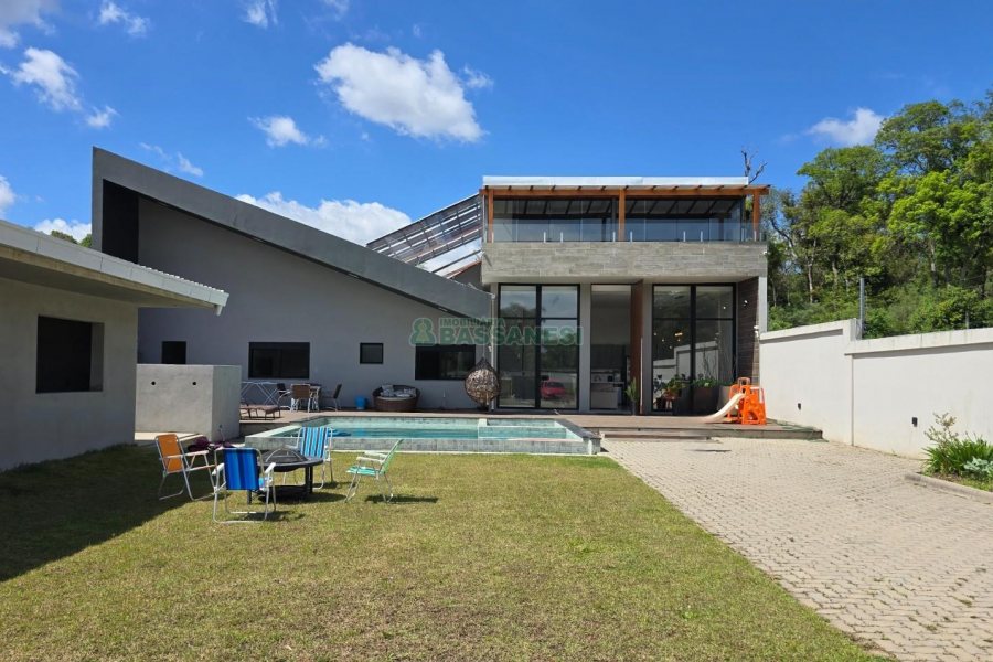 Casa com 330m², 4 dormitórios, 6 vagas, no bairro Monte Bérico em Caxias do Sul para Alugar ou Comprar