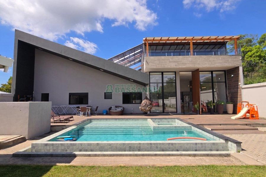 Casa com 330m², 4 dormitórios, 6 vagas, no bairro Monte Bérico em Caxias do Sul para Alugar ou Comprar