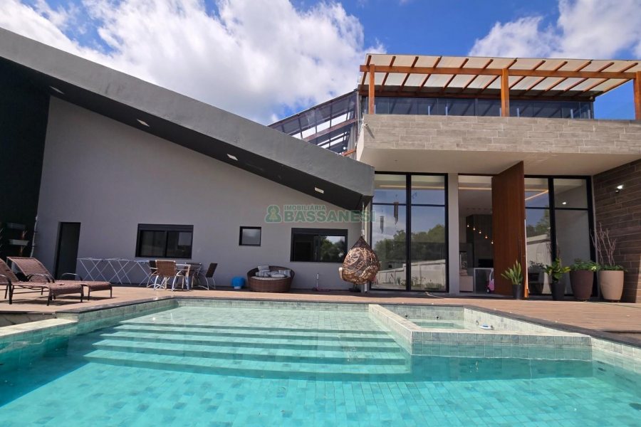 Casa com 330m², 4 dormitórios, 6 vagas, no bairro Monte Bérico em Caxias do Sul para Alugar ou Comprar