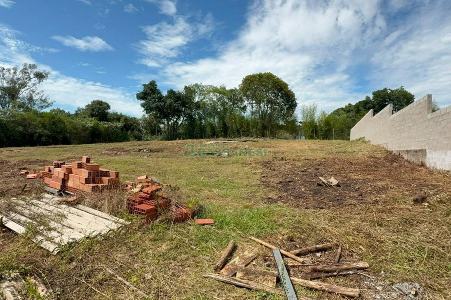 Terreno com 1000m², no bairro Monte Bérico em Caxias do Sul para Comprar