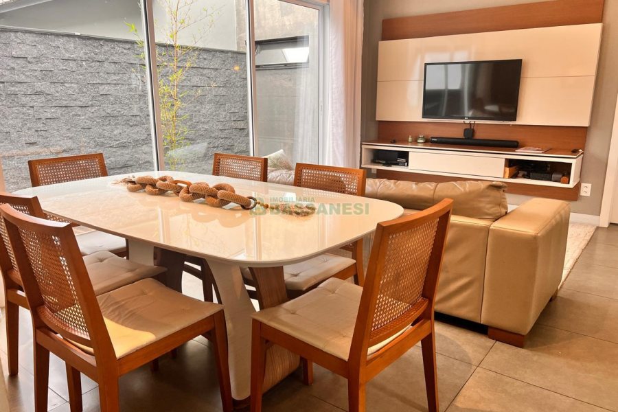 Casa com 144m², 2 dormitórios, 2 vagas, no bairro São Luiz em Caxias do Sul para Comprar