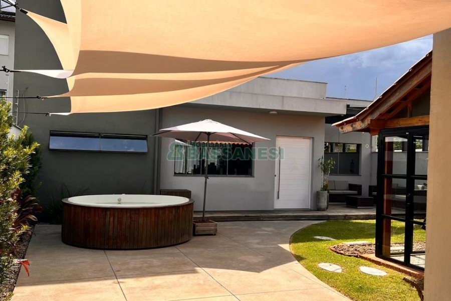 Casa com 144m², 2 dormitórios, 2 vagas, no bairro São Luiz em Caxias do Sul para Comprar
