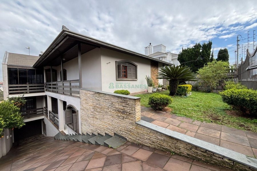Casa com 250m², 3 dormitórios, 2 vagas, no bairro Cinqüentenário em Caxias do Sul para Alugar