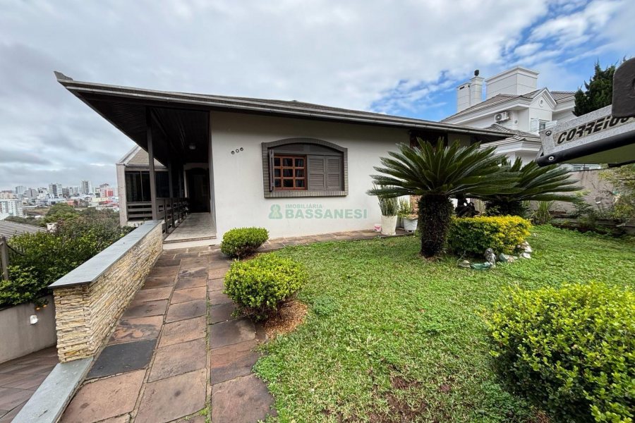 Casa com 250m², 3 dormitórios, 2 vagas, no bairro Cinqüentenário em Caxias do Sul para Alugar