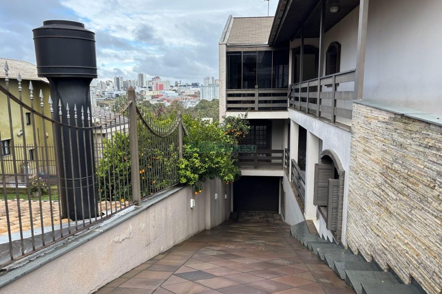 Casa com 250m², 3 dormitórios, 2 vagas, no bairro Cinqüentenário em Caxias do Sul para Alugar