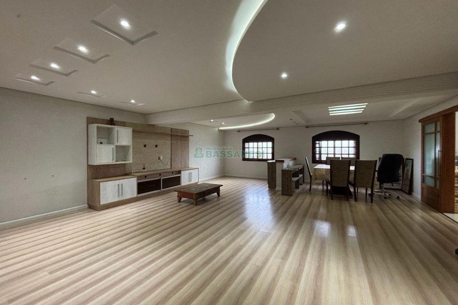Casa com 250m², 3 dormitórios, 2 vagas, no bairro Cinqüentenário em Caxias do Sul para Alugar
