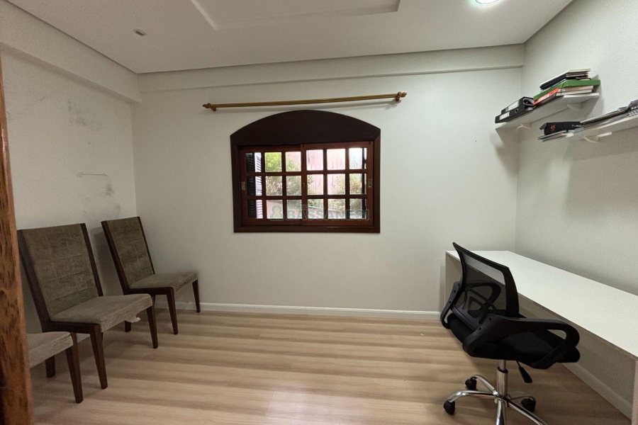 Casa com 250m², 3 dormitórios, 2 vagas, no bairro Cinqüentenário em Caxias do Sul para Alugar