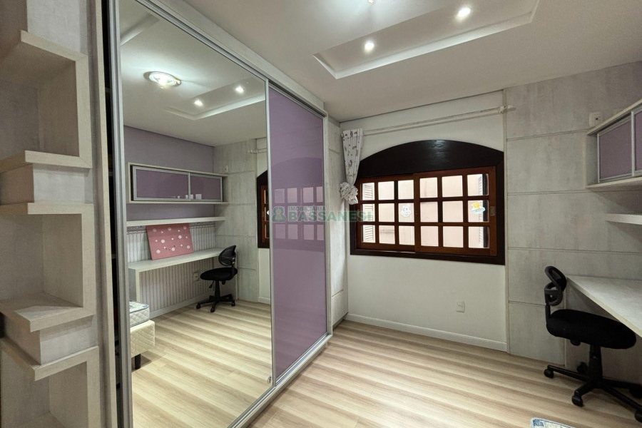 Casa com 250m², 3 dormitórios, 2 vagas, no bairro Cinqüentenário em Caxias do Sul para Alugar
