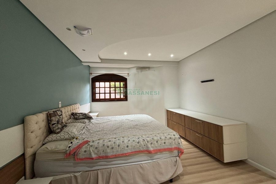 Casa com 250m², 3 dormitórios, 2 vagas, no bairro Cinqüentenário em Caxias do Sul para Alugar