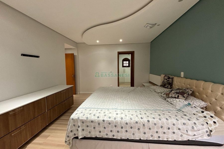 Casa com 250m², 3 dormitórios, 2 vagas, no bairro Cinqüentenário em Caxias do Sul para Alugar