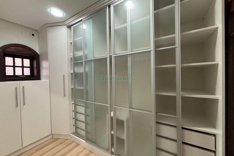 Casa com 250m², 3 dormitórios, 2 vagas, no bairro Cinqüentenário em Caxias do Sul para Alugar