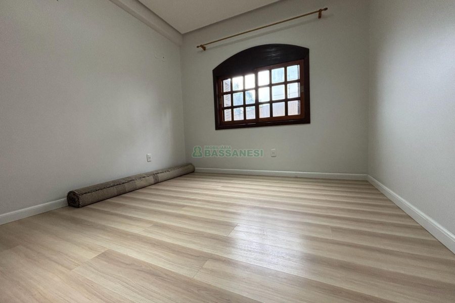 Casa com 250m², 3 dormitórios, 2 vagas, no bairro Cinqüentenário em Caxias do Sul para Alugar