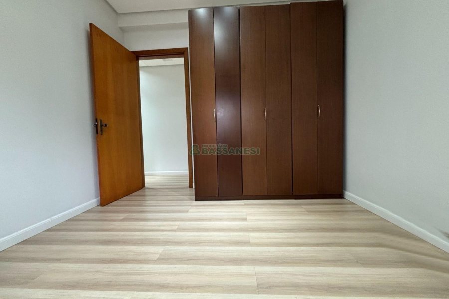 Casa com 250m², 3 dormitórios, 2 vagas, no bairro Cinqüentenário em Caxias do Sul para Alugar