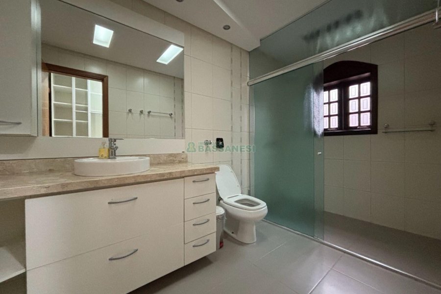 Casa com 250m², 3 dormitórios, 2 vagas, no bairro Cinqüentenário em Caxias do Sul para Alugar