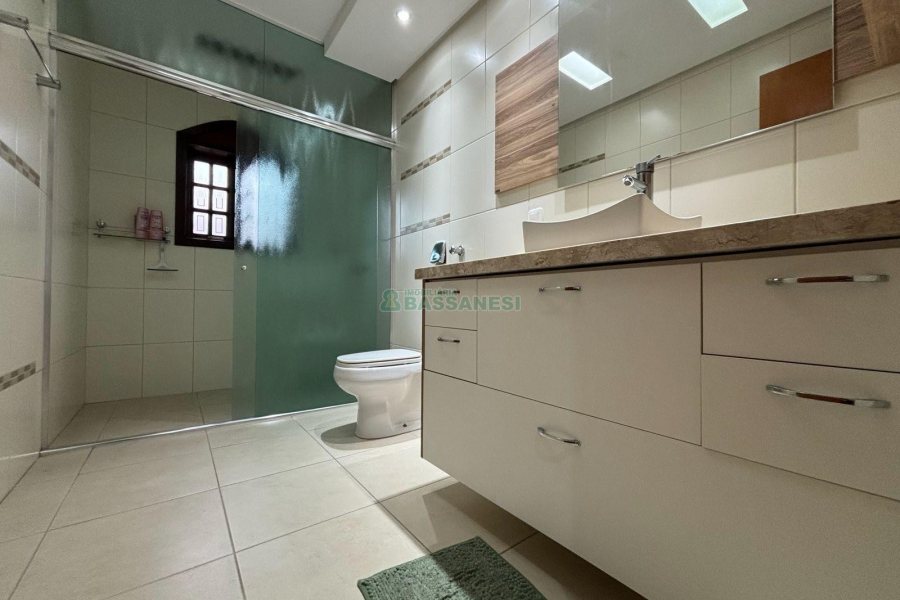 Casa com 250m², 3 dormitórios, 2 vagas, no bairro Cinqüentenário em Caxias do Sul para Alugar