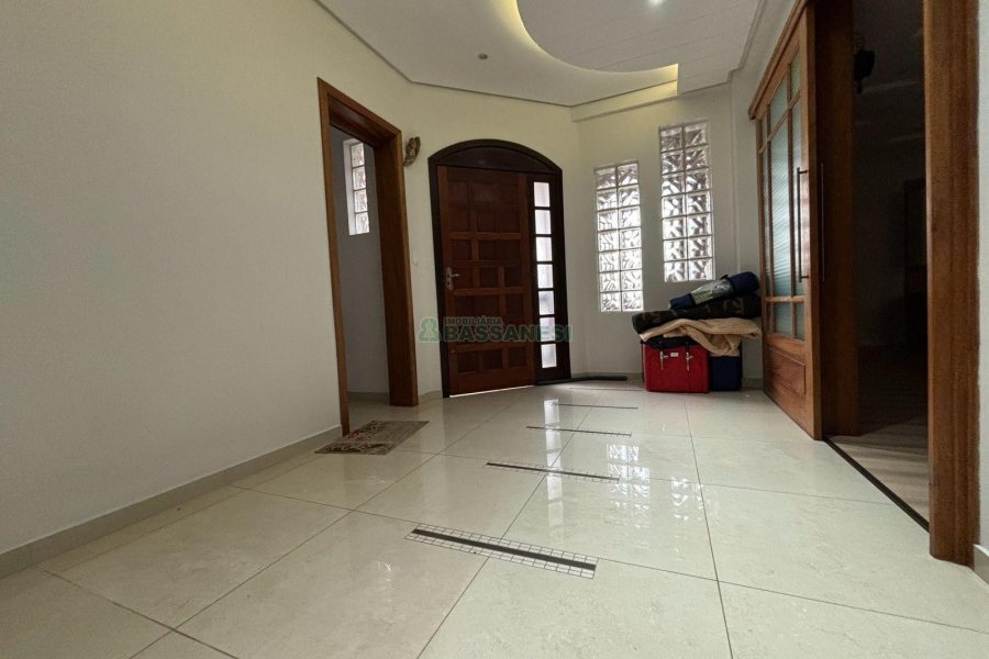 Casa com 250m², 3 dormitórios, 2 vagas, no bairro Cinqüentenário em Caxias do Sul para Alugar