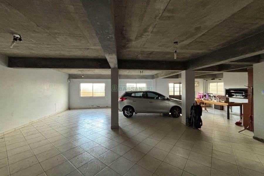 Casa com 250m², 3 dormitórios, 2 vagas, no bairro Cinqüentenário em Caxias do Sul para Alugar
