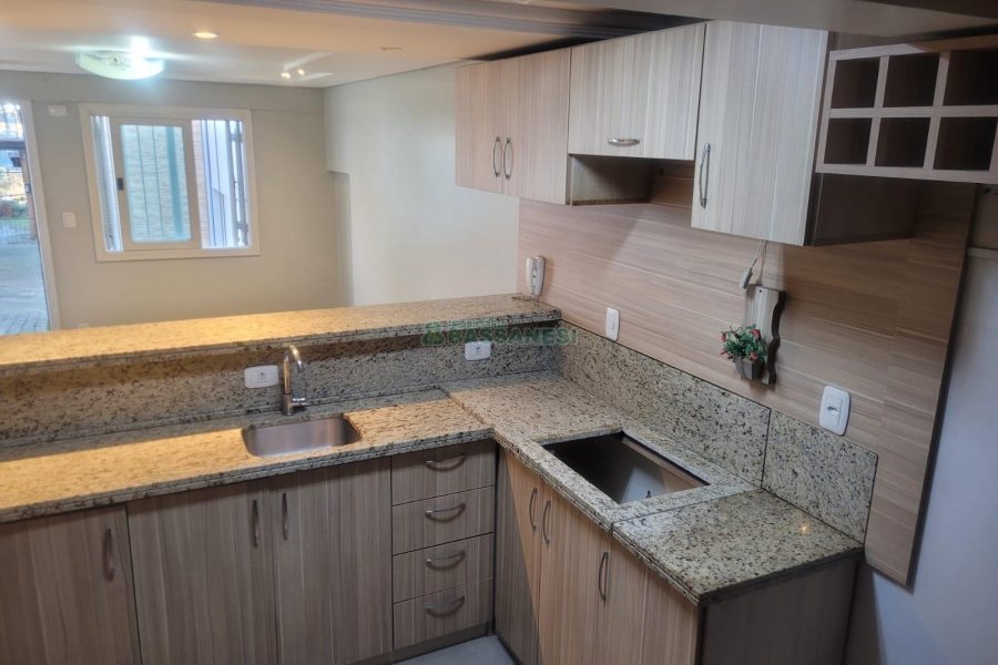 Sobrado com 104m², 3 dormitórios, 2 vagas, no bairro Santa Lúcia em Caxias do Sul para Comprar