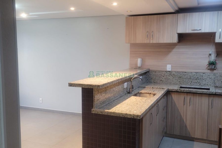 Sobrado com 104m², 3 dormitórios, 2 vagas, no bairro Santa Lúcia em Caxias do Sul para Comprar