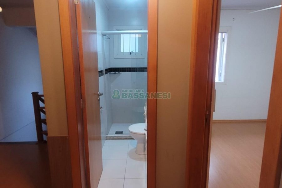 Sobrado com 104m², 3 dormitórios, 2 vagas, no bairro Santa Lúcia em Caxias do Sul para Comprar