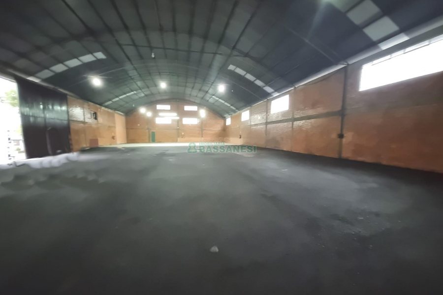 Pavilhão com 800m², no bairro Desvio Rizzo em Caxias do Sul para Alugar
