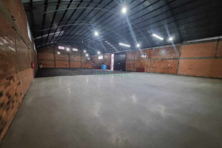 Pavilhão com 800m², no bairro Desvio Rizzo em Caxias do Sul para Alugar