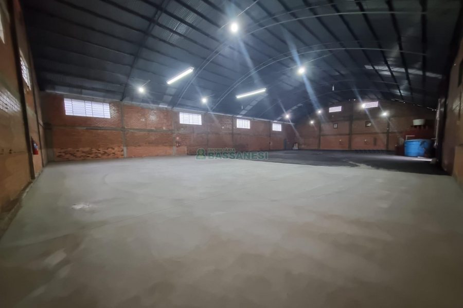 Pavilhão com 800m², no bairro Desvio Rizzo em Caxias do Sul para Alugar