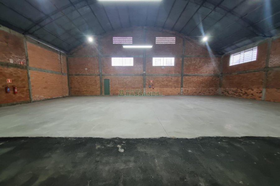 Pavilhão com 800m², no bairro Desvio Rizzo em Caxias do Sul para Alugar
