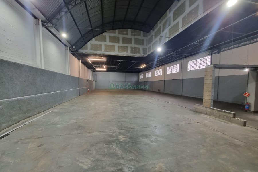 Pavilhão com 570m², no bairro Desvio Rizzo em Caxias do Sul para Alugar