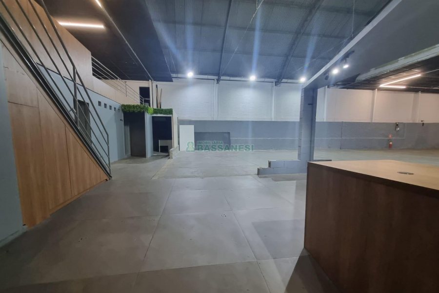 Pavilhão com 570m², no bairro Desvio Rizzo em Caxias do Sul para Alugar