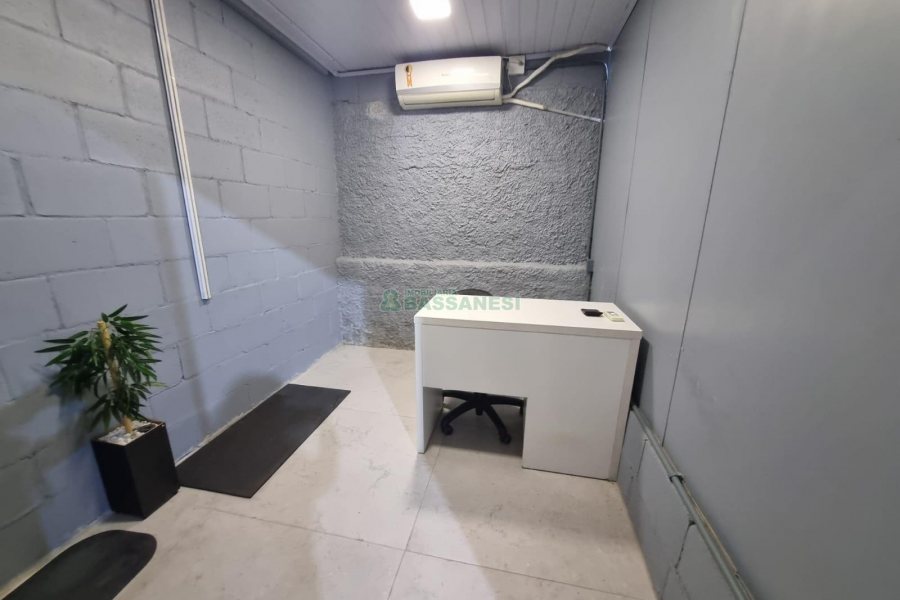 Pavilhão com 570m², no bairro Desvio Rizzo em Caxias do Sul para Alugar