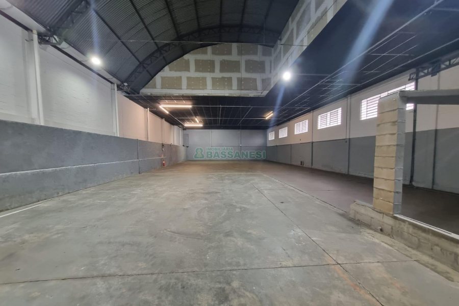 Pavilhão com 570m², no bairro Desvio Rizzo em Caxias do Sul para Alugar