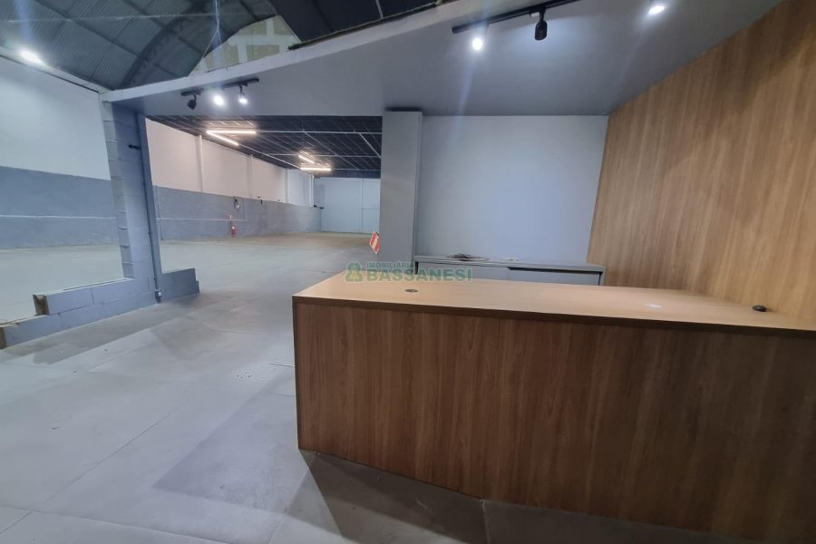 Pavilhão com 570m², no bairro Desvio Rizzo em Caxias do Sul para Alugar