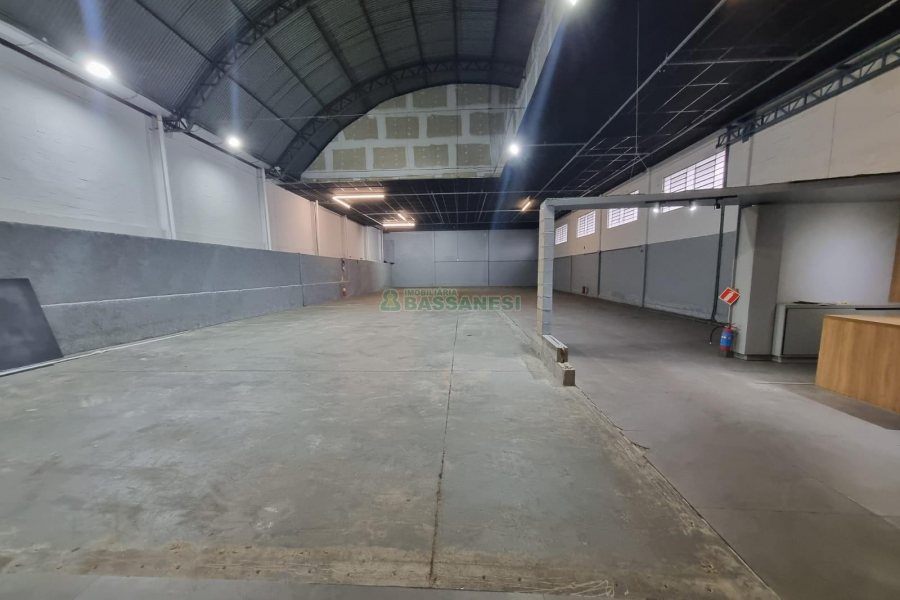Pavilhão com 570m², no bairro Desvio Rizzo em Caxias do Sul para Alugar