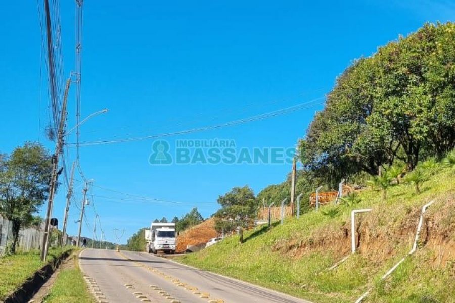 Terreno com 5455m², no bairro Maestra em Caxias do Sul para Comprar