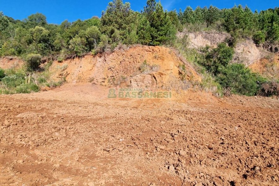 Terreno com 5455m², no bairro Maestra em Caxias do Sul para Comprar