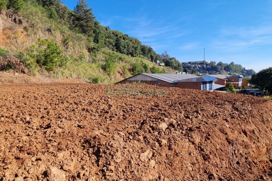 Terreno com 5455m², no bairro Maestra em Caxias do Sul para Comprar