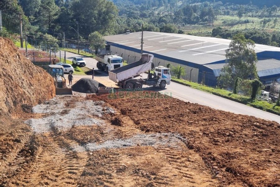 Terreno com 5455m², no bairro Maestra em Caxias do Sul para Comprar