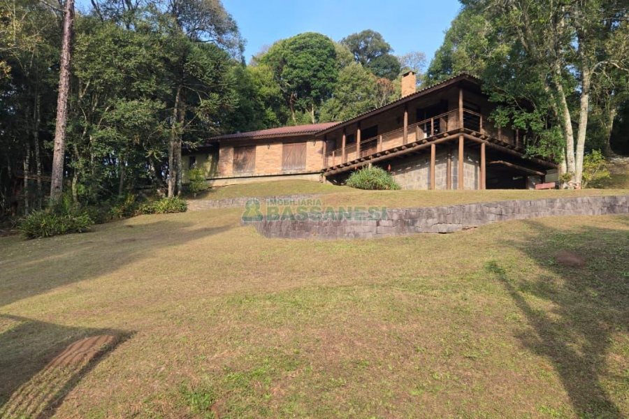 Casa com 300m², 3 dormitórios, 2 vagas, no bairro Linha 40 em Caxias do Sul para Comprar