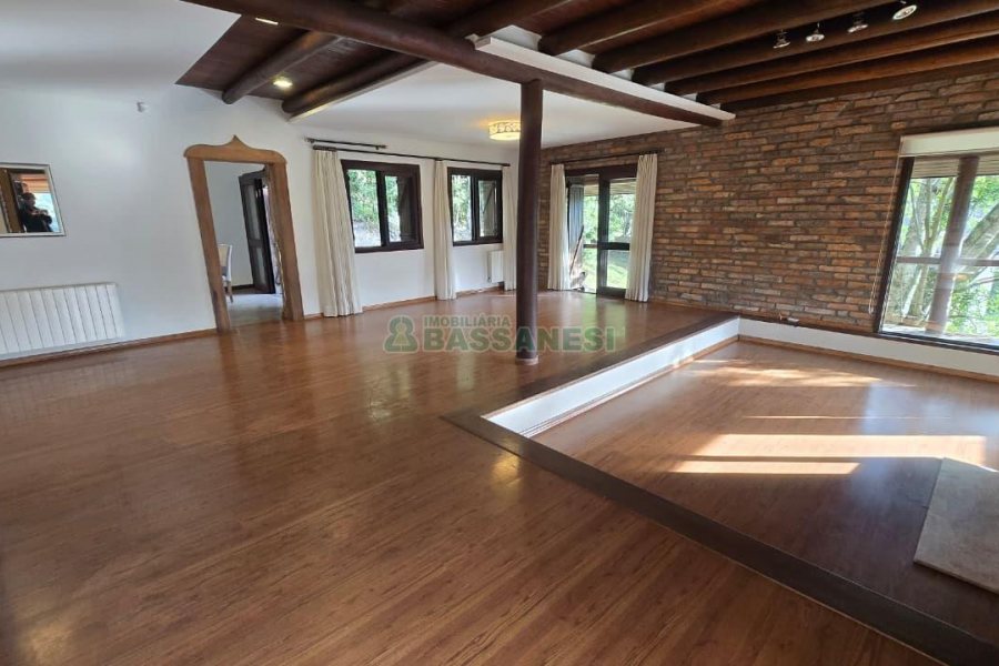 Casa com 300m², 3 dormitórios, 2 vagas, no bairro Linha 40 em Caxias do Sul para Comprar