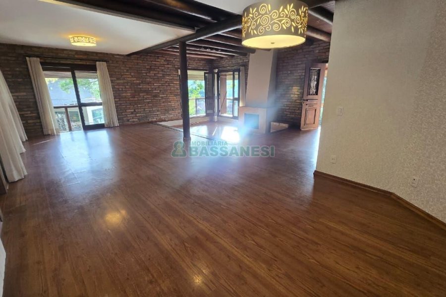 Casa com 300m², 3 dormitórios, 2 vagas, no bairro Linha 40 em Caxias do Sul para Comprar