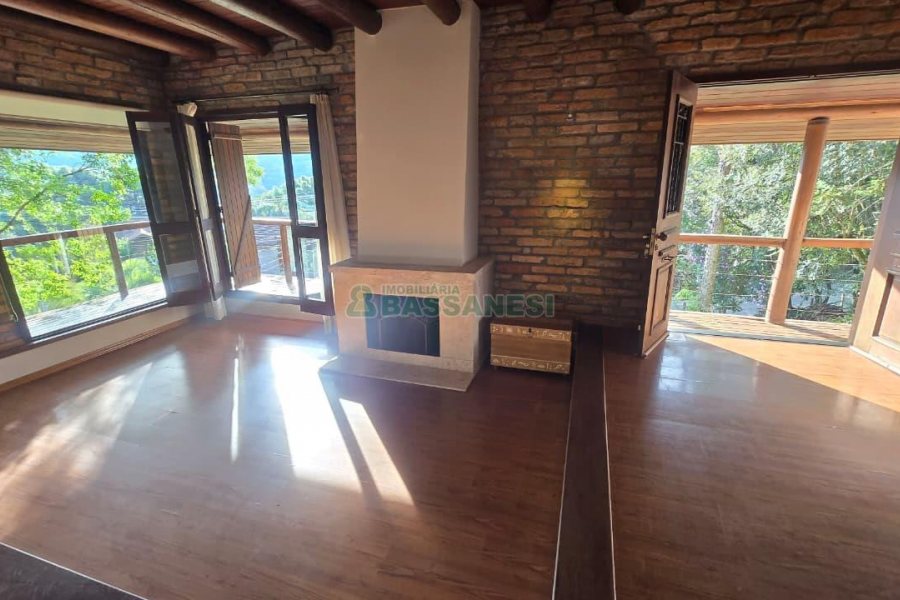 Casa com 300m², 3 dormitórios, 2 vagas, no bairro Linha 40 em Caxias do Sul para Comprar