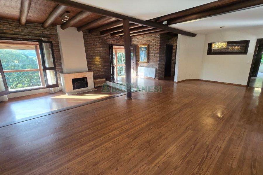 Casa com 300m², 3 dormitórios, 2 vagas, no bairro Linha 40 em Caxias do Sul para Comprar