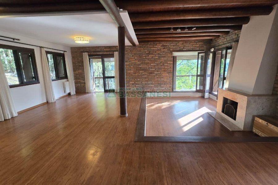 Casa com 300m², 3 dormitórios, 2 vagas, no bairro Linha 40 em Caxias do Sul para Comprar